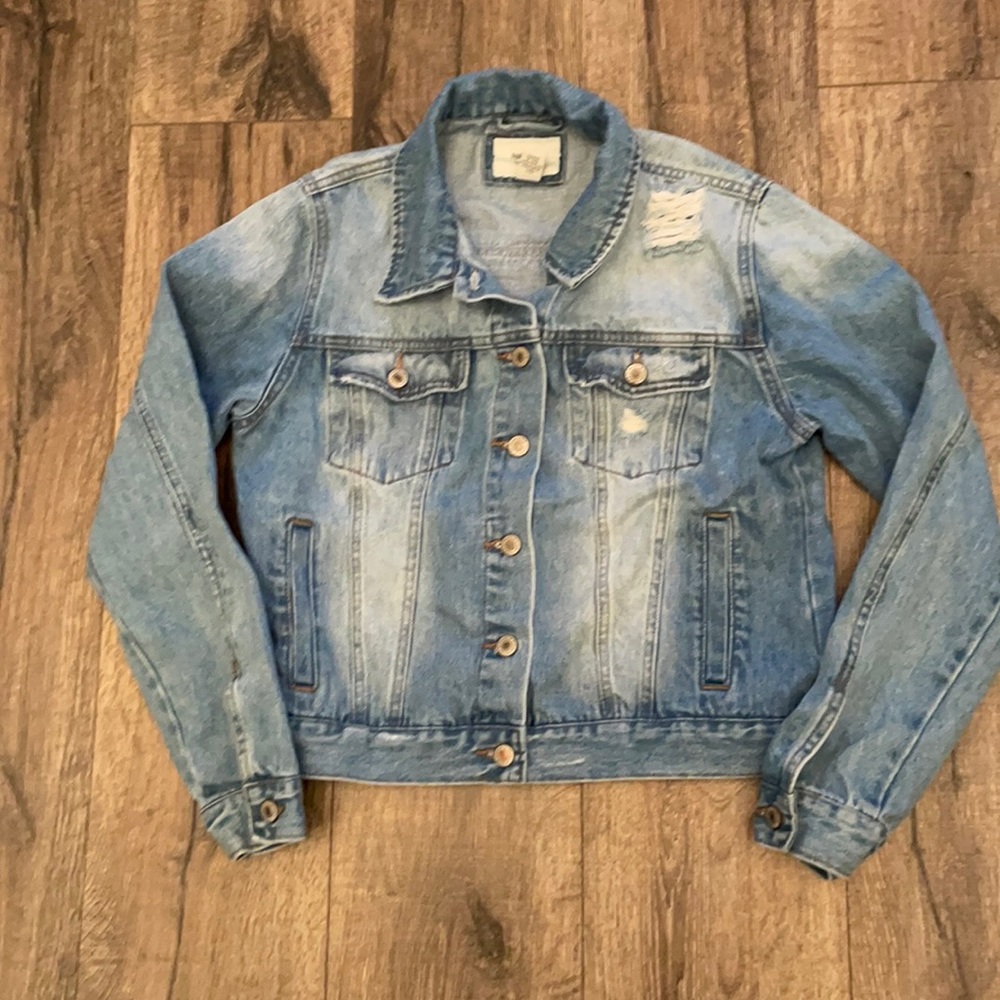 Forever 21 distressed Jean jacket light wash